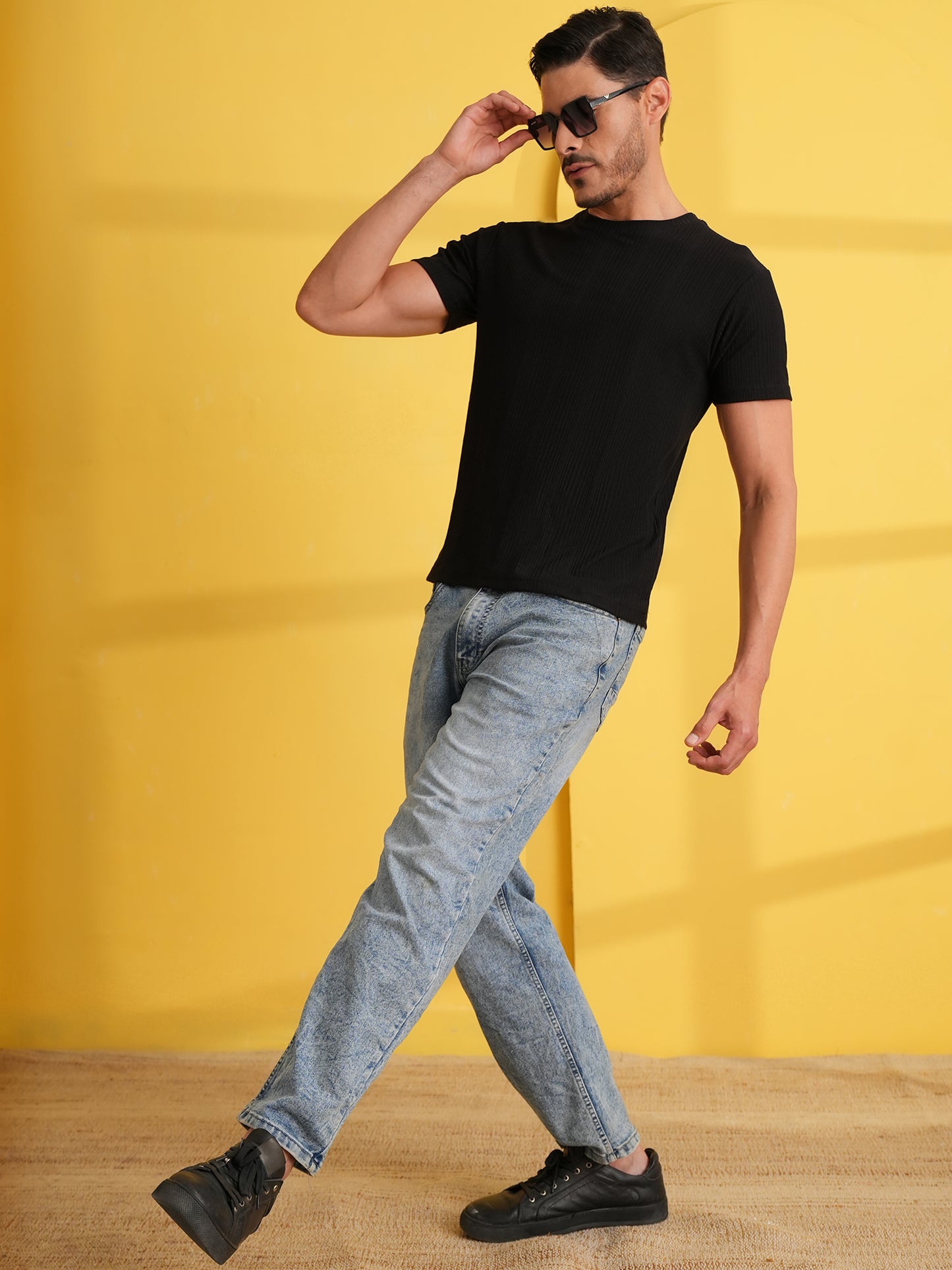 Men Solid Round Neck T-shirt Black
