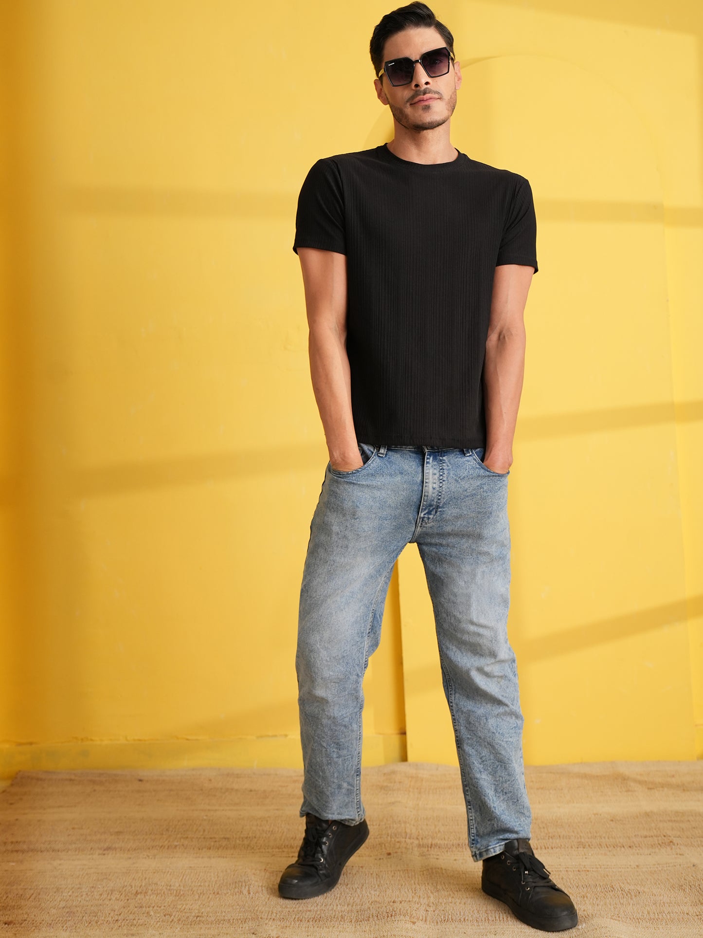 Men Solid Round Neck T-shirt Black