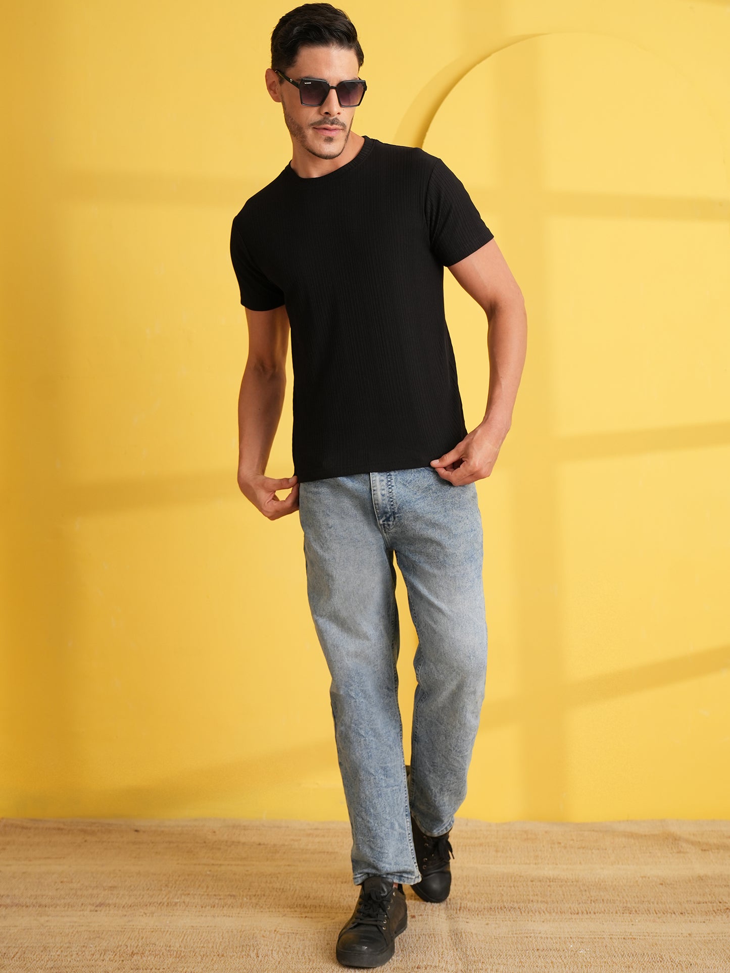 Men Solid Round Neck T-shirt Black