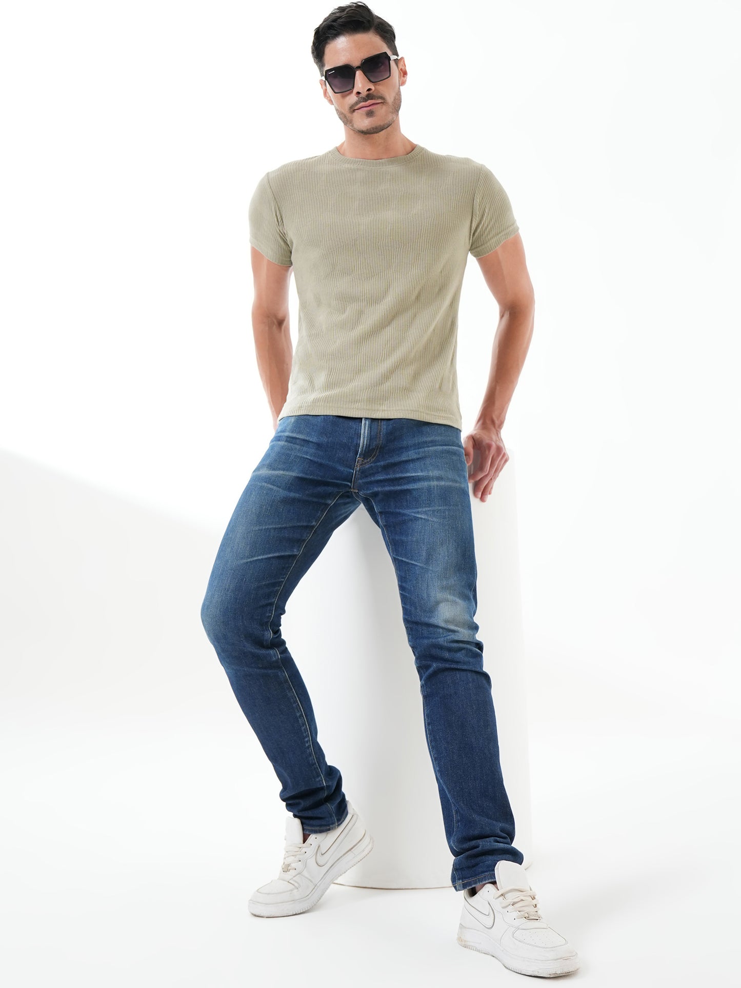 Men Solid Textured Round Neck T-shirt Olive